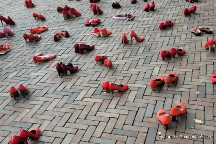 Gemeenteraad Assen houdt opnieuw rode schoenenactie in de binnenstad tegen geweld tegen vrouwen en femicide