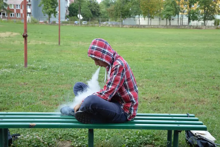 Onderzoek: Vapen steeds populairder onder Drentse scholieren